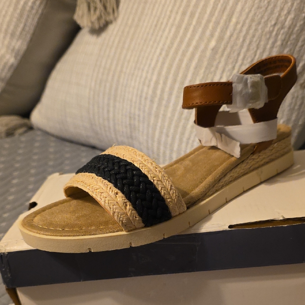 St. John's Bay Tan and Black Espadrille Sandals With Memory Foam